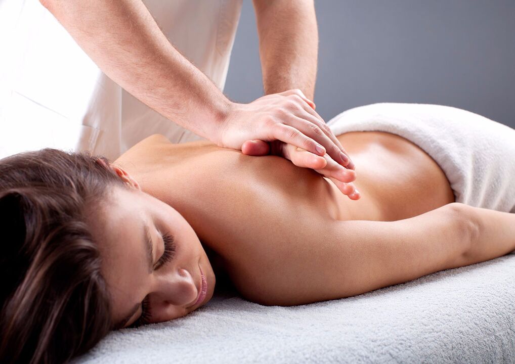 Massage pour les maux de dos entre les omoplates