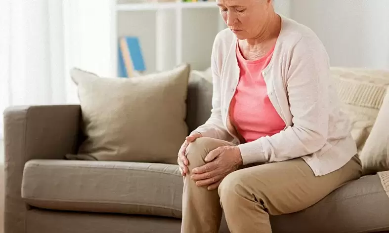 Arthrose des articulations chez une femme âgée